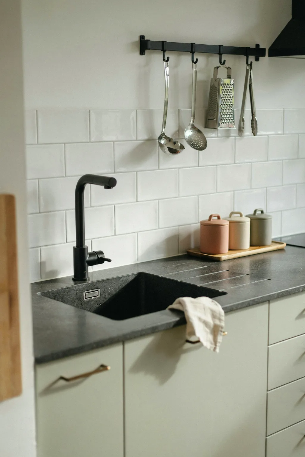 Black Granite Composite Sink Drainer Utensil Rail