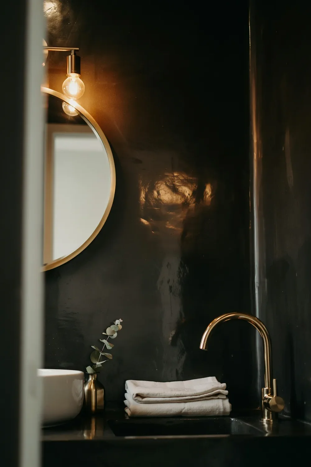 Glossy and Lacquered Black Bounce Light Back